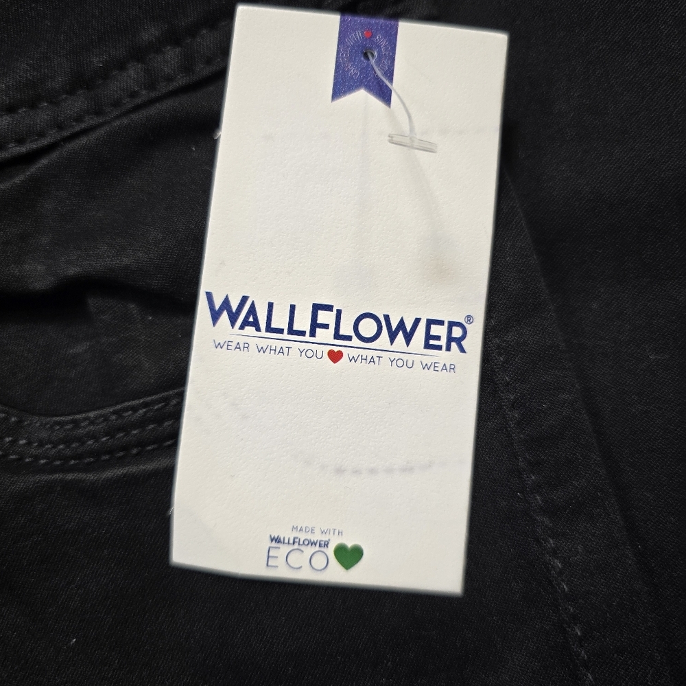 Wallflower Women's Luscious Curvy Fit Bootcut Jeans 11/30 - Picture 2 of 5